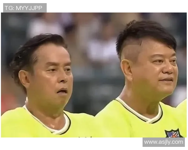 足球明星与中国粉丝亲密合影展现友谊与热情的美好瞬间 足球明星与中国粉丝亲密合影展现友谊与热情的美好瞬间