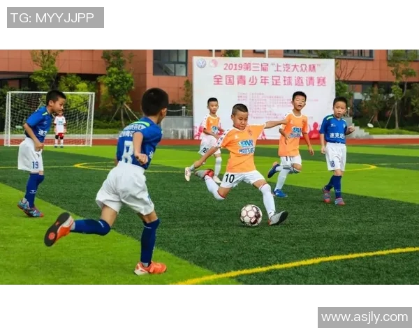 小朋友热情邀请足球明星共度快乐时光展现梦想与友谊的精彩瞬间